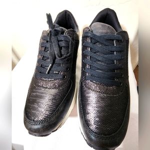 NWOT QUPID TWEED with Rhinestone trim Black shoes